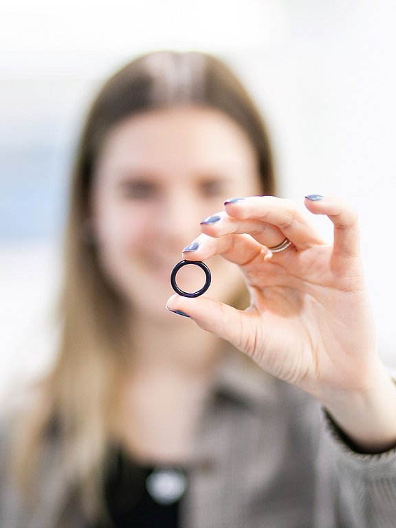 Simone Rakaseder hält O-Ring in einer Hand