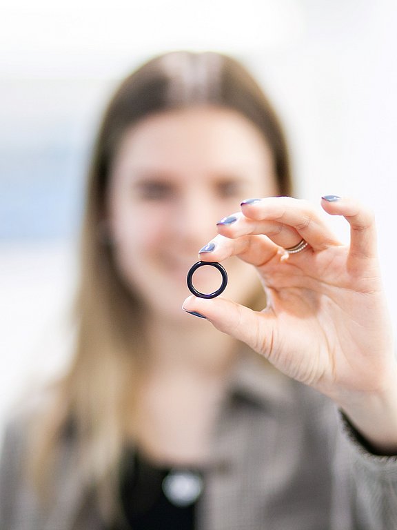 Simone Rakaseder hält O-Ring in einer Hand