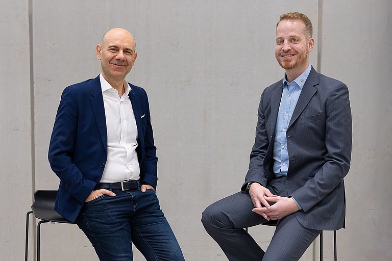 Peter Korcsog, CBO der HENNLICH Global (l.) und Markus Zebisch, CEO der HENNLICH Global (r.).