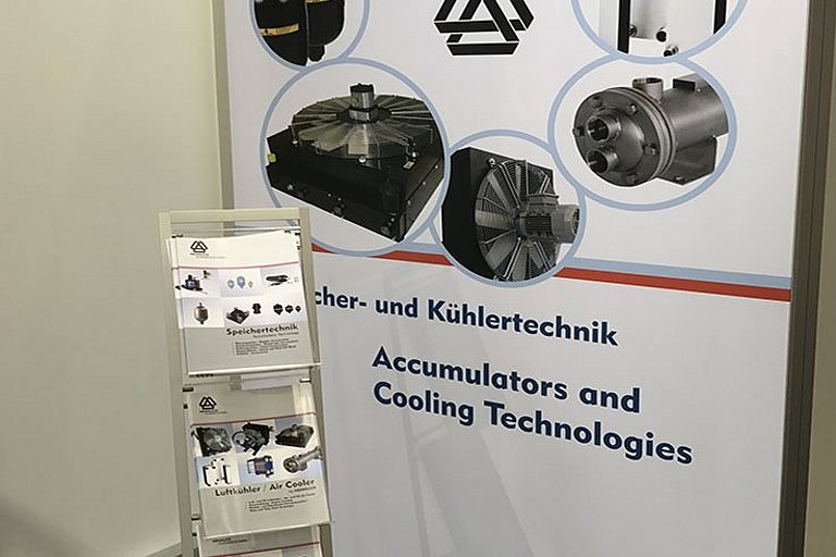 Seitenwand mit Prospektständer an unserem Stand auf der Hannover Messe