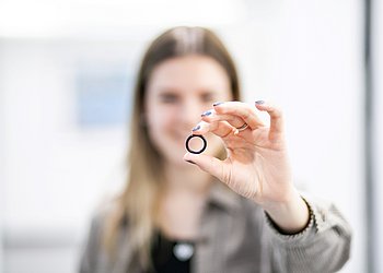 Simone Rakaseder hält O-Ring in einer Hand