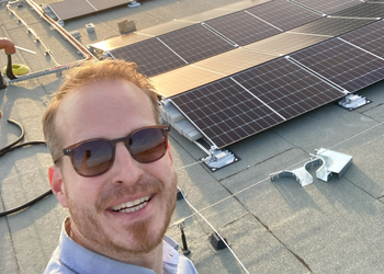 Geschäftsführer Markus Zebisch vor der neuen PV-Anlage in St.Marienkirchen.