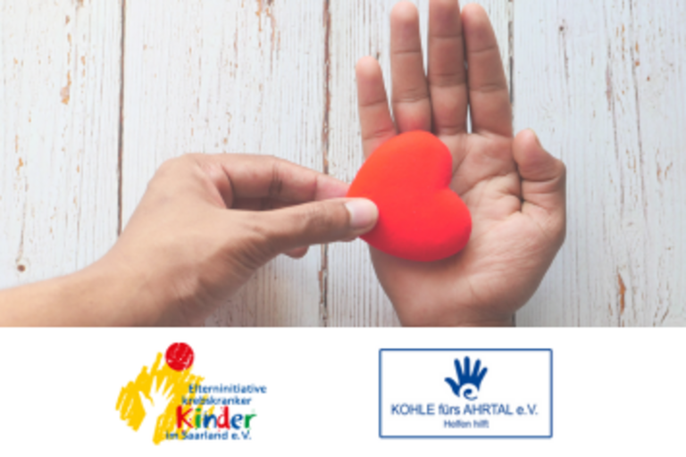 Hand legt kleines rotes Herz in andere Hand, darunter sind die Logos der Kinderkrebsstiftung Saar-Pfalz und von Kohle fürs Ahrttal e.V.