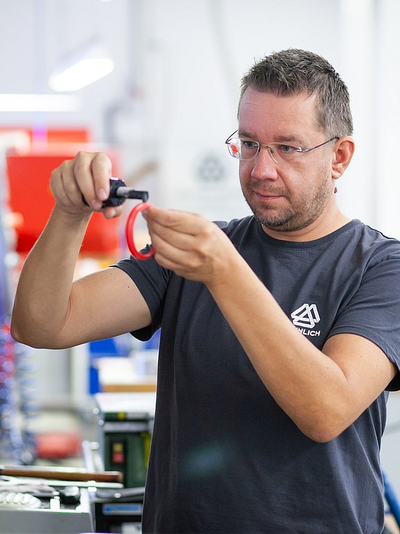 Alexander Pucher, CNC-Dreher bei HENNLICH, bei der Arbeit an einer CNC-Maschine