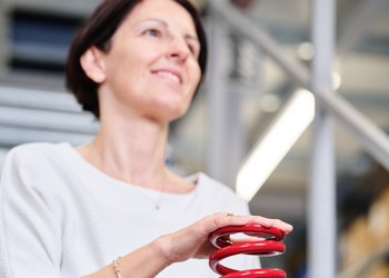 Doris Jodlbauer hält technische Feder in der Hand