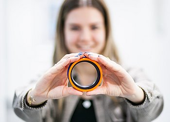 Hydraulikdichtung Simone Rakaseder hält Hydraulikdichtung in beiden Händen | HENNLICH