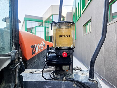 Ремонтирана смазочна помпа BEKA-MAX EP-1 с инсталиран контролер Lincoln V10 за фадрома HITACHI