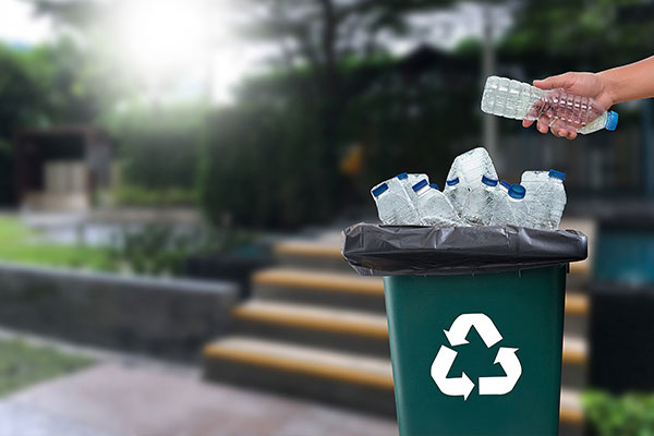 Рециклируем боклук, състоящ се от пластмаса